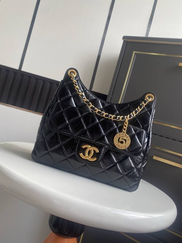 中号 现货～ Chane123B油蜡皮 Hobo 坐稳单肩包的天花板关注度最高的一款包，泛着光泽的油蜡皮，小口袋以及链条上的小金币挂坠都体现出小心思，复古时髦，