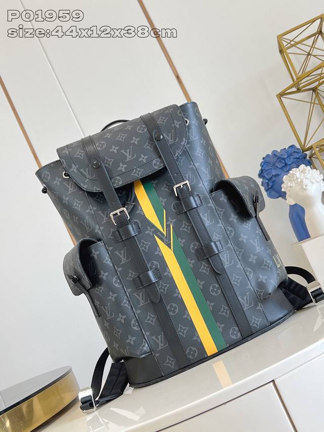 独家实拍 p2550绿 本款 Christopher 中号双肩包向登山运动汲取灵感，以宽敞侧袋和抽绳开合完善俊朗设计，成就应对办公与休闲场合的时尚之选。可随心添