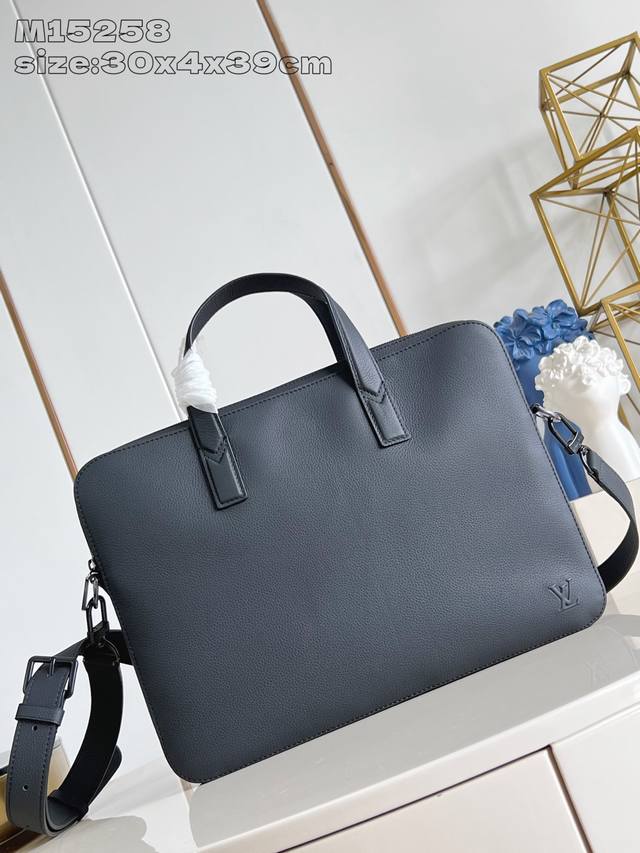 独家实拍 M15258 Gate 公文包选用蜡面牛皮革塑造轻柔构型和充裕空间，以加衬内隔层稳妥收纳 16 寸笔记本电脑。纤薄设计搭配可拆卸并调节的肩带，实现手拿