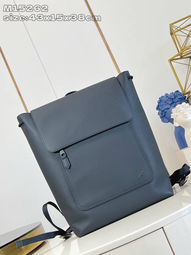 顶级原单 M15262 Fastline 双肩包取材柔软耐磨的蜡面牛皮革,以粒面纹理和压纹 Lv 字母打造摩登商务之选。宽敞内部空间彰显功能考量,加衬内贴袋可轻 顶级原单 M15262 Fastline 双肩包取材柔软耐磨的蜡面牛皮革,以粒面纹理和压纹 Lv 字母打造摩登商务之选。宽敞内部空间彰显功能考量,加衬内贴袋可轻