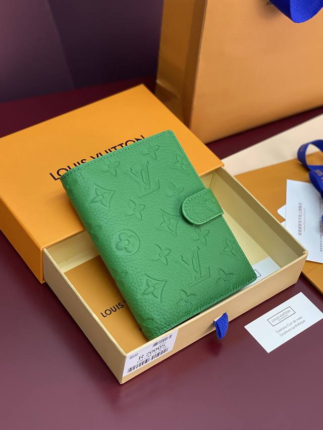 R20005 压花绿色 芯片版！小号活页记事本封面、这款小型记事本封套以 Monogram帆布制造，可放三张信用卡，亦可作通讯册、笔记册或日历。 Monogra