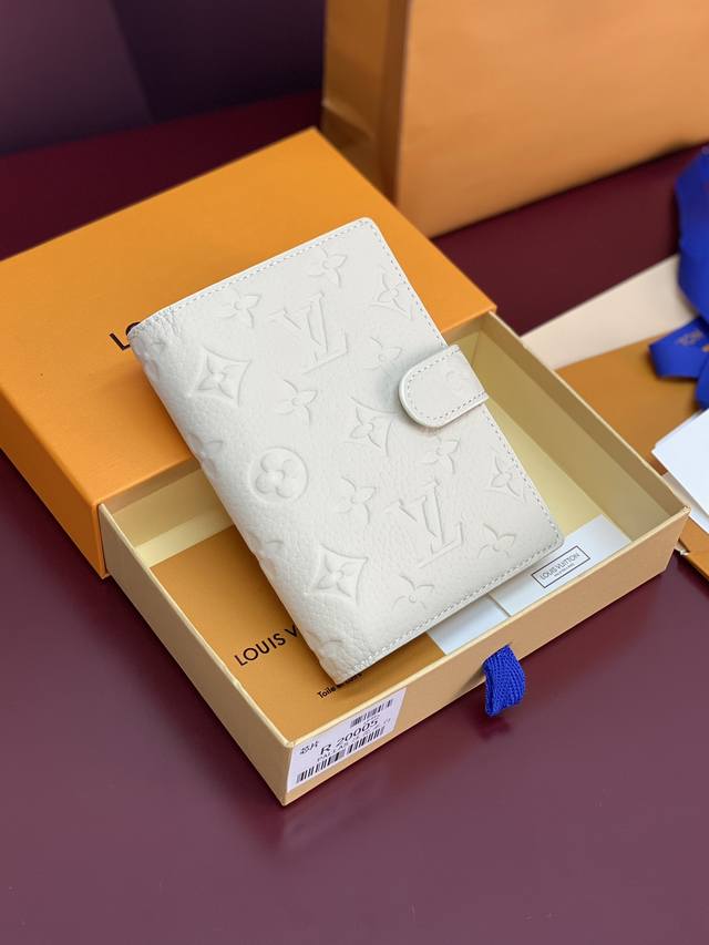 R20005 压花米白 芯片版！小号活页记事本封面、这款小型记事本封套以 Monogram帆布制造，可放三张信用卡，亦可作通讯册、笔记册或日历。 Monogra