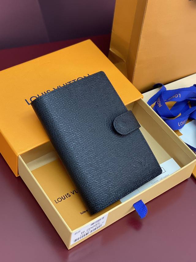 R20005 十字纹黑 芯片版!小号活页记事本封面、这款小型记事本封套以 Monogram帆布制造,可放三张信用卡,亦可作通讯册、笔记册或日历。 Monogra R20005 十字纹黑 芯片版!小号活页记事本封面、这款小型记事本封套以 Monogram帆布制造,可放三张信用卡,亦可作通讯册、笔记册或日历。 Monogra