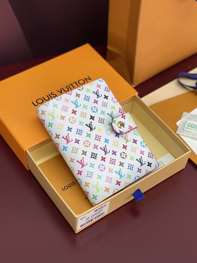R20005 白彩 芯片版！小号活页记事本封面、这款小型记事本封套以 Monogram帆布制造，可放三张信用卡，亦可作通讯册、笔记册或日历。 Monogram