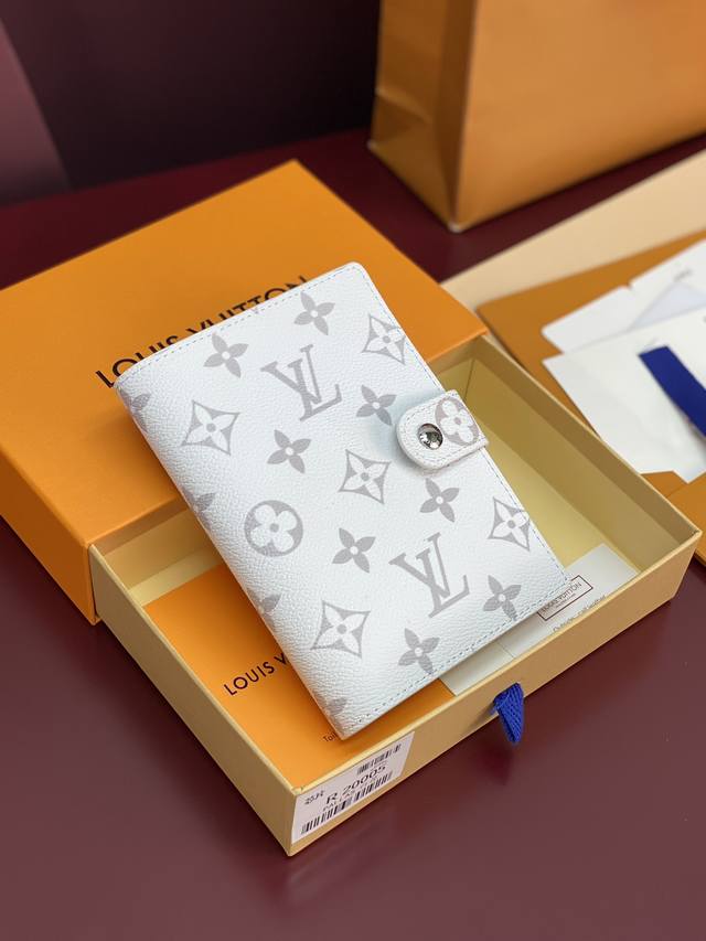 R20005 白花 芯片版！小号活页记事本封面、这款小型记事本封套以 Monogram帆布制造，可放三张信用卡，亦可作通讯册、笔记册或日历。 Monogram