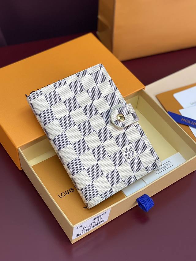 R20005 白格 芯片版！小号活页记事本封面、这款小型记事本封套以 Monogram帆布制造，可放三张信用卡，亦可作通讯册、笔记册或日历。 Monogram