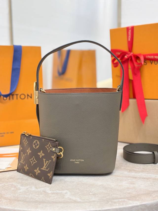 顶级原厂 All In Bb 手袋 M25544浅绿色 本款 All In Bb 手袋以粒面牛皮革塑造经典水桶包构型 为 Low Key 系列再添崭新力作 金属