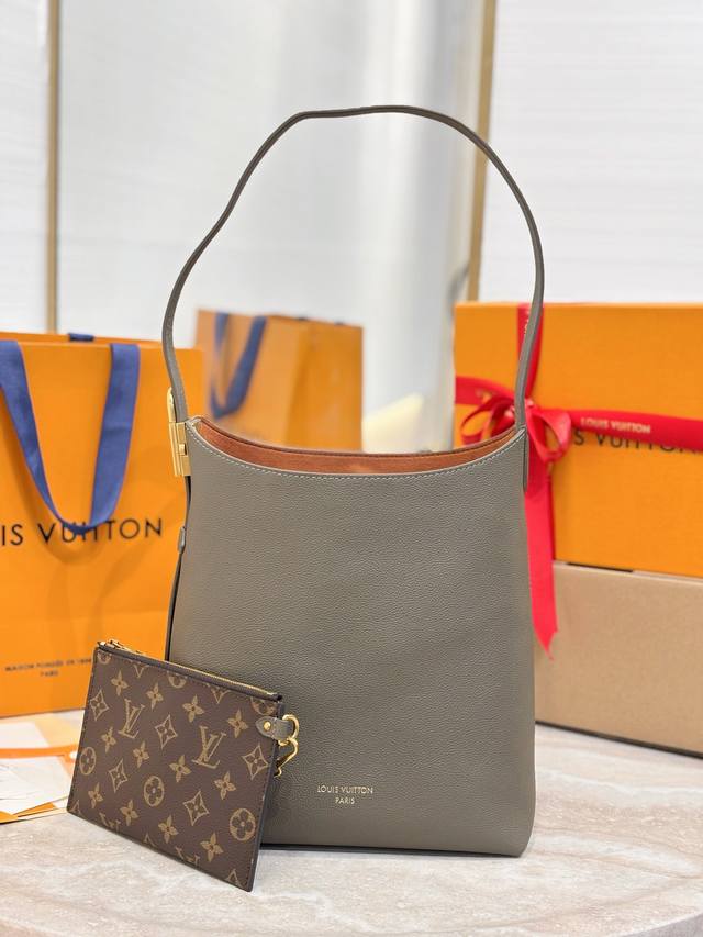 顶级原厂 Low Key Hobo 小号手袋 M25352浅绿色 本款 Low Key Hobo 小号手袋取材柔软牛皮革 以做旧效果金属挂锁升级考究风尚 玲珑构