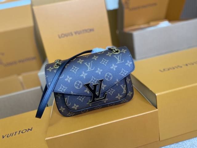 顶级原单 M45592 支持Nxp芯片感应 动态芯片 passy 链条包以 Monogram 帆布塑造玲珑构型，搭配树脂 Lv 磁扣，于不经意间点明潮流先锋。前