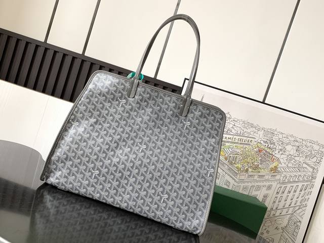 厂价 最高版本原厂皮顶级原单配专柜全套包装 Hardy 小号包非常适合日常使用或作为公文包使用，因为它可以轻松容纳 A4 规格的文件。其强大的拉链系统将满足寻求