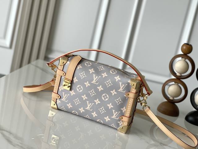 变码芯片版 独家实拍 本款M12428 顶级原单 本款 Side Trunk 中号手袋采撷品牌复古硬箱的色彩灵感，为标志性 Monogram 帆布渲染优雅法式色
