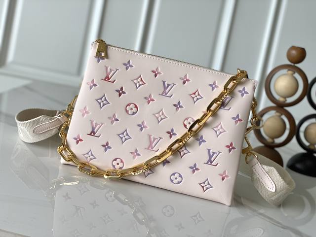 本款M25507 头层羊皮 顶级原单 动态163 本款 Coussin 小号手袋出自 Spring In The City 系列，以经典 Monogram Em