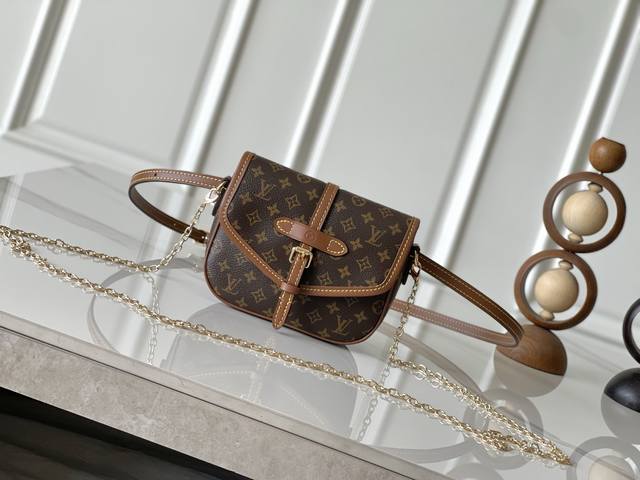 M27096本款 Solo 手袋拼接 Monogram 帆布和光滑牛皮革,搭配撞色内衬与可拆卸金属链条,为配饰增添潮流之选。恰宜尺寸可轻松容纳钥匙与零钱。可拆卸 M27096本款 Solo 手袋拼接 Monogram 帆布和光滑牛皮革,搭配撞色内衬与可拆卸金属链条,为配饰增添潮流之选。恰宜尺寸可轻松容纳钥匙与零钱。可拆卸