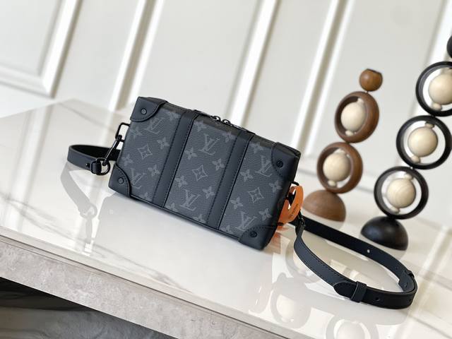 变码芯片版 独家实拍 M69838 Trunk Wallet 手袋取材经典 Monogram Eclipse 帆布,其加固边角等元素承袭品牌硬箱设计,打造 So 变码芯片版 独家实拍 M69838 Trunk Wallet 手袋取材经典 Monogram Eclipse 帆布,其加固边角等元素承袭品牌硬箱设计,打造 So