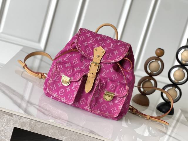 163C01变码芯片独家实拍 M95240 丹宁牛仔布双肩背包 中古绝版限量款 采用牛仔帆布材质 柔软麂皮衬里 正面按锁翻盖开合口袋 内里隔层 可手提或肩背 便