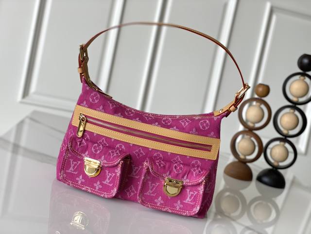 变码芯片版 独家实拍 本款M95212 Vintage牛仔布斜挎包，中古绝版限量款，采用牛仔帆布材质柔软麂皮衬里正面两个按锁翻盖开合小口袋拉链开合可调节肩带便利