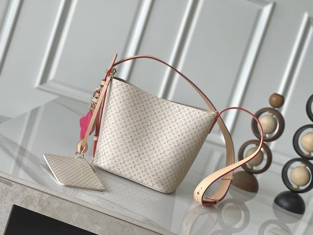 独家实拍 M15130 动态163 路易威登以 Lv Romance 元素传递灵动活力,于 2025 早秋系列倾情推出此款 All In Bb 手袋。经典 Mo 独家实拍 M15130 动态163 路易威登以 Lv Romance 元素传递灵动活力,于 2025 早秋系列倾情推出此款 All In Bb 手袋。经典 Mo