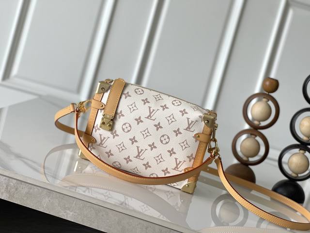 变码芯片版 本款26287白花 Side Trunk 中号手袋 为品牌经典 Monogram 帆布浸染柔和沙丘色调，再以牛皮革饰边营造视觉反差。耀目 S-Loc