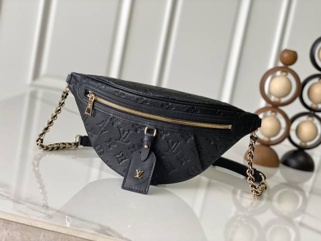 变码芯片版 独家实拍 M14353 這款別具一格的High Rise腰包今季以標誌性Monogram Empreinte皮革重新演繹。一如原版設計，這個pm款式