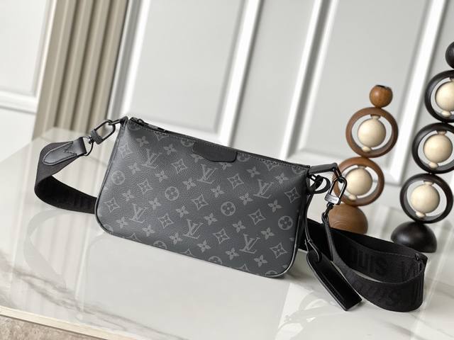 变码芯片版 独家实拍 M11741 本款pochette Accessoire Xl手袋取材Monogram Eclipse涂层帆布，以俊朗笔触重绎1990年代