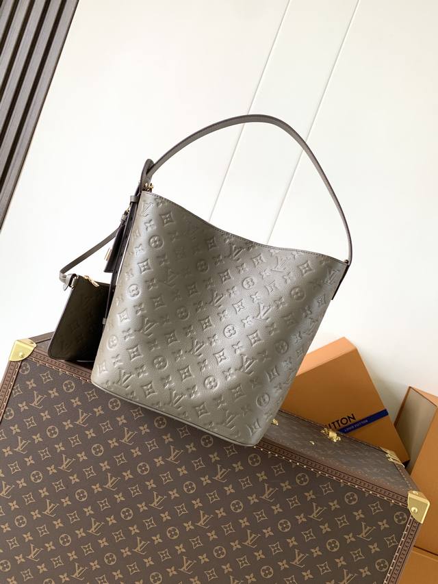 顶级原单，变码芯片M25823 本款 All In 手袋为 Monogram 牛皮革搭配亮泽金属件，以标志性挂锁和名牌彰显经典格调。可调节肩带延续品牌制箱传承，