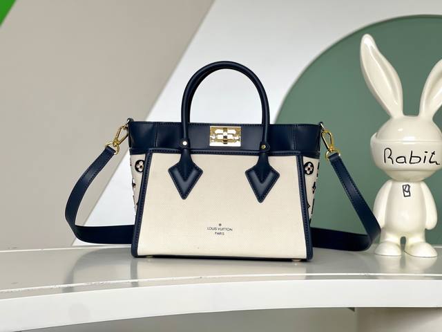 海原外单 独实家拍22195蓝 本款 On My Side 小号手袋取材涂层帆布,以沉稳皮革饰边和顶部手柄增添结构感。Monogram 花卉簇绒刺绣于两侧展露华 海原外单 独实家拍22195蓝 本款 On My Side 小号手袋取材涂层帆布,以沉稳皮革饰边和顶部手柄增添结构感。Monogram 花卉簇绒刺绣于两侧展露华