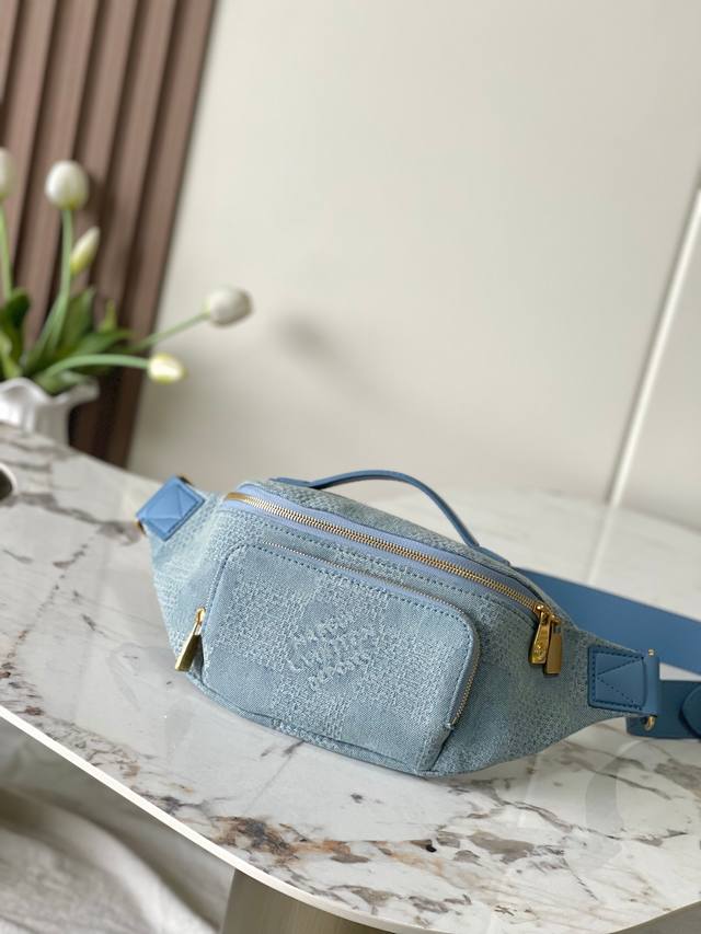 款号M00205牛仔蓝 顶级原单半钢芯片版 163C01 43644花 Rush 腰包结合 Damier Denim 3D 棉质帆布与锃亮金属件，以大号格纹讲述