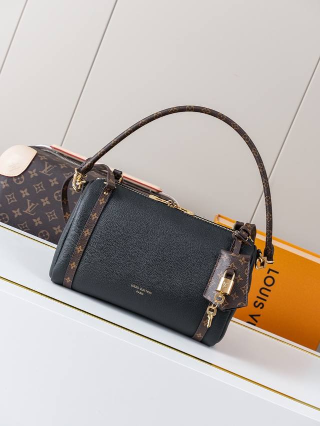 动态163C01芯片 M26039黑小 顶级原单 独家背景实拍 本款 Express 小号手袋堪称都市臻品,其设计灵感源自品牌经典 Keepall 旅行袋。选用 动态163C01芯片 M26039黑小 顶级原单 独家背景实拍 本款 Express 小号手袋堪称都市臻品,其设计灵感源自品牌经典 Keepall 旅行袋。选用