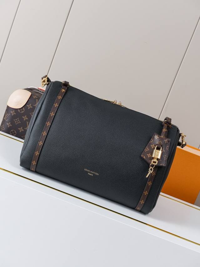 动态163C01芯片 M26357黑中 顶级原单 独家背景实拍 本季 Express 中号手袋专为现代女性匠心打造。本款标志性设计采用牛皮革包身搭配 Monog