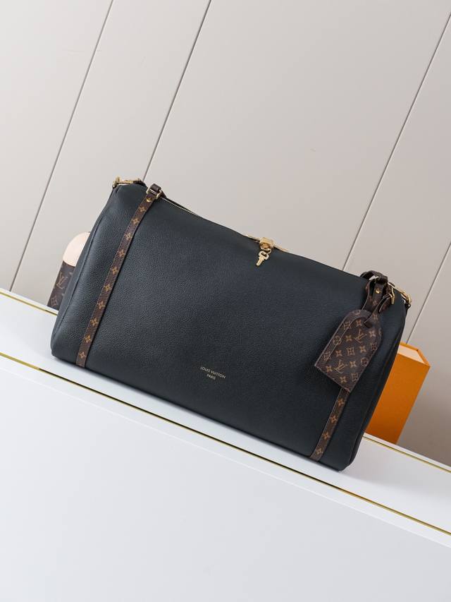 动态163C01芯片 M26037黑大 顶级原单 独家背景实拍 Express Travel 大号手袋为经典 Keepall 手袋注入温婉气息，彰显 Nicol