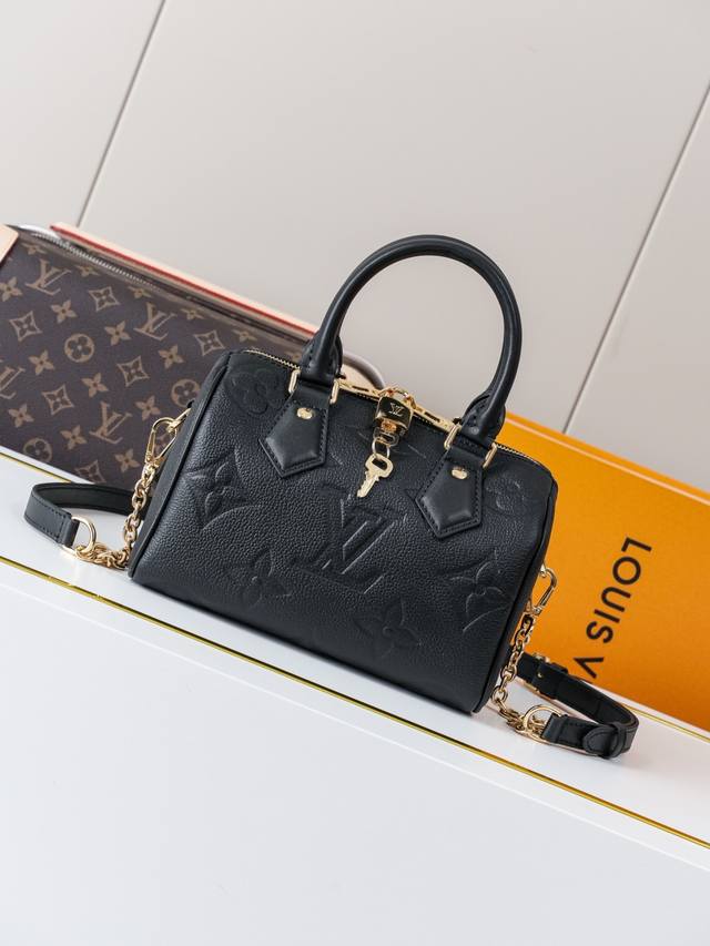 动态163C01芯片 M58953黑 顶级原单 独家背景实拍 本款 Speedy BandoulièRe 20 手袋设计精巧，风格时尚，可随心携带日常所需。采用