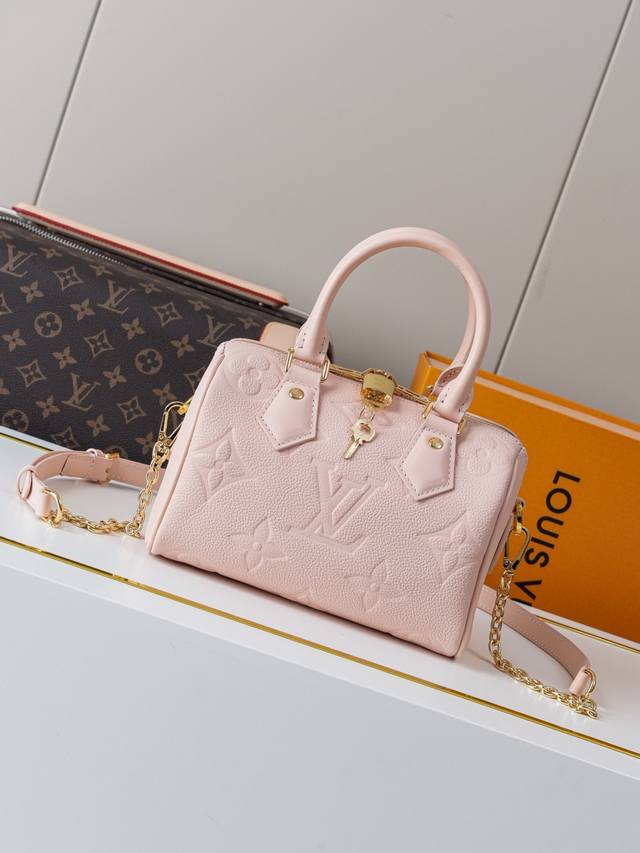 动态163C01芯片 M47136粉 顶级原单 独家背景实拍 本款 Speedy BandoulièRe 20 手袋设计精巧，风格时尚，可随心携带日常所需。采用