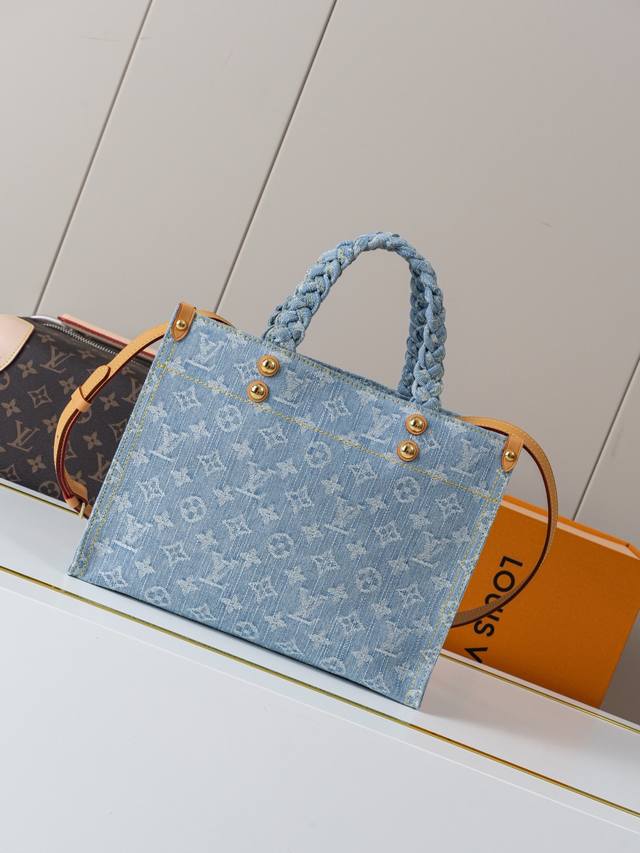 动态163C01芯片 M24897牛仔 顶级原单 独家背景实拍 Let Go 小号托特包以 Onthego 手袋为蓝本，通过 Monogram Denim 的水