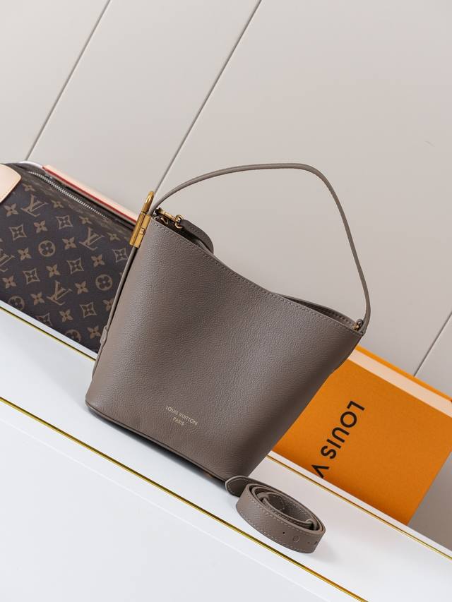 动态163C01芯片 M25544灰咖 顶级原单 独家背景实拍 本款 All In Bb 手袋出自 Low Key 系列，采用粒面牛皮革塑造紧凑水桶包构型，以多