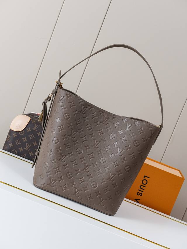 动态芯片 M25823灰咖 顶级原单 独家背景实拍 本款 All In 手袋为 Monogram 牛皮革搭配亮泽金属件，以标志性挂锁和名牌彰显经典格调。可调节肩