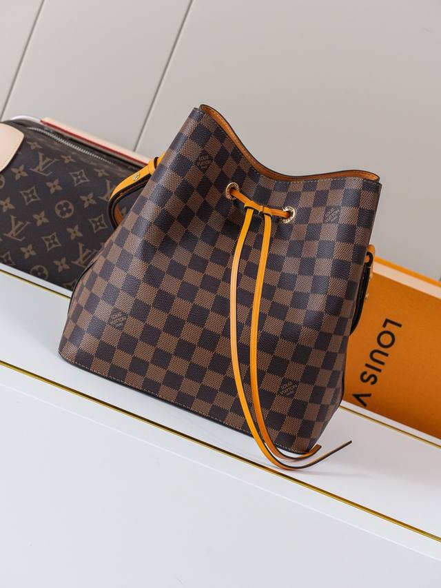 动态163C01芯片 M44022啡格黄 顶级原单 独家背景实拍 本款 NéOnoé 水桶包以 1932 年 Gaston-Louis Vuitton 为承运香