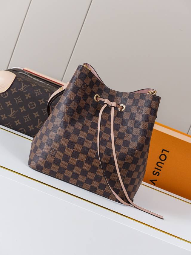 动态163C01芯片 M44022啡格粉 顶级原单 独家背景实拍 本款 NéOnoé 水桶包以 1932 年 Gaston-Louis Vuitton 为承运香