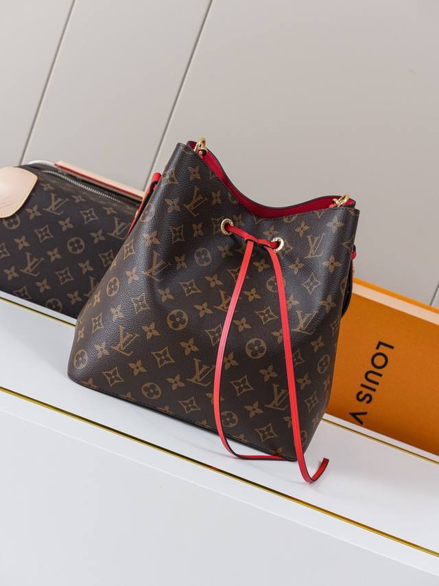 动态163C01芯片 M44021老花红 顶级原单 独家背景实拍 本款 NéOnoé 水桶包以 1932 年 Gaston-Louis Vuitton 为承运香