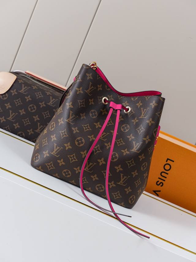 动态163C01芯片 M43570老花玫红 顶级原单 M44022 独家背景实拍 本款 NéOnoé 水桶包以 1932 年 Gaston-Louis Vuit 动态163C01芯片 M43570老花玫红 顶级原单 M44022 独家背景实拍 本款 NéOnoé 水桶包以 1932 年 Gaston-Louis Vuit