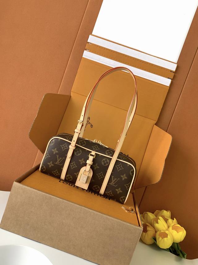 特级全钢 M47031 回溯1980年代Cite手袋的经典设计，成就此款Hangon手袋的浓郁复古格调。Monogram帆布和Wn饰边塑造现代保龄球包廊形，挂锁