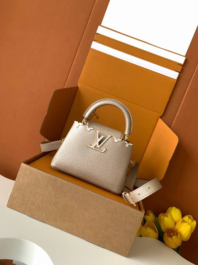 特级全钢 M11341金属卡其金本款Capucines迷你手袋出自Flower Crown系列,为考究构型融入贝壳质感Monogram 花卉和雅致金属件。内隔层 特级全钢 M11341金属卡其金本款Capucines迷你手袋出自Flower Crown系列,为考究构型融入贝壳质感Monogram 花卉和雅致金属件。内隔层