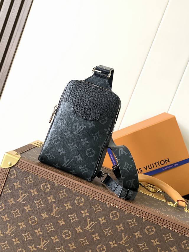 M30741黑花 顶级原单 变码芯片163C Outdoor 单肩包Taigarama 系列全新推出此款 Outdoor 单肩包，采用柔韧 Taga 皮革和经典