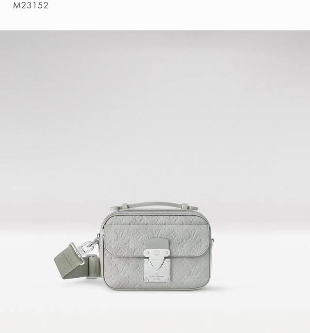 调价 顶级原单 新款 M23152灰色全皮压花邮差包系列 本款 S Lock 邮差包由柔软 Taurillon 皮革制成，选用优雅的黑色色调，点缀品牌传统的 M