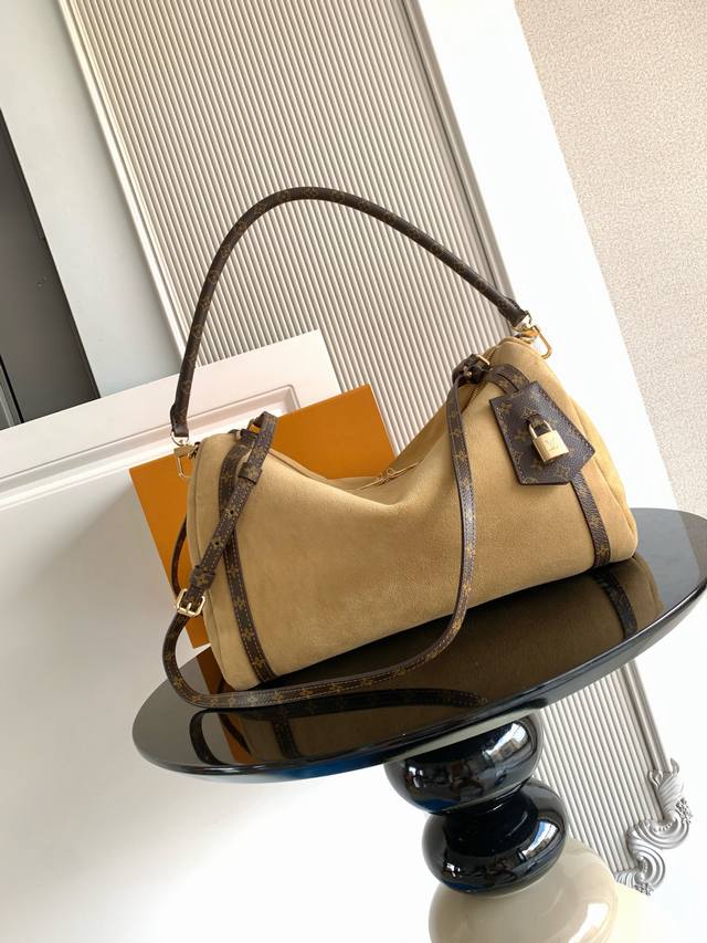 特级 动态芯片 本季 中号手袋专为现代女性匠心打造。本款标志性设计采用牛皮革包身搭配 经典帆布饰边。 提花内衬致敬品牌悠久传承，成就都市生活佳选，可随心切换多种