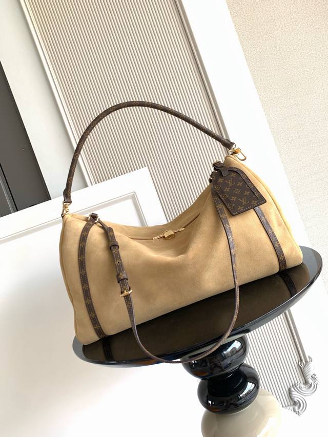 特级 动态芯片 大号手袋为经典 手袋注入温婉气息，彰显 è 对都市旅行节奏的敏锐洞察。细粒面牛皮革包身配有 帆布元素，柔软构型囊括充裕空间，可调节手柄和可拆卸辊