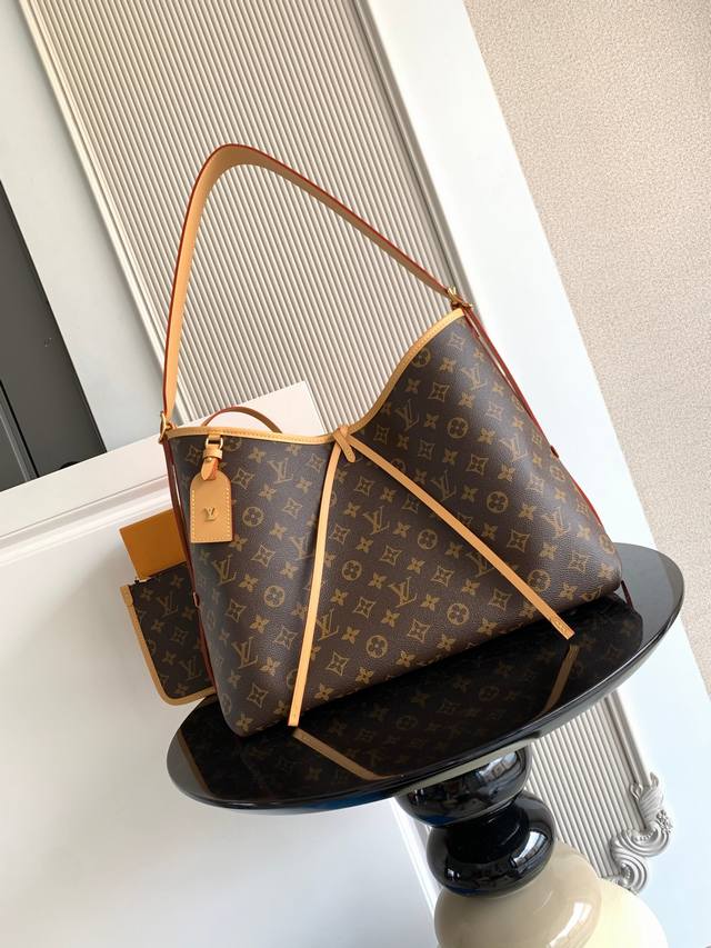 特级本款 Carryall 小号手袋取材 Monogram 帆布和皮革饰边,成就都市生活的贴身良伴。充裕构型设有齐整内层,大号内袋再添功能元素。可拆卸 Mono 特级本款 Carryall 小号手袋取材 Monogram 帆布和皮革饰边,成就都市生活的贴身良伴。充裕构型设有齐整内层,大号内袋再添功能元素。可拆卸 Mono