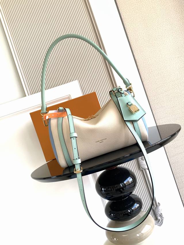 特级 动态芯片 本款 小号手袋堪称都市臻品，其设计灵感源自品牌经典 旅行袋。选用细腻牛皮革精心打造，饰以 经典花纹镶边与内衬，搭配金属件及标志性钥匙包与挂锁，尽