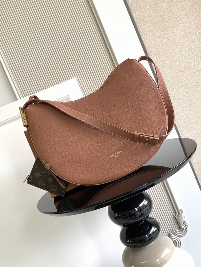 迎国庆 特价 没有包装 特级 动态芯片 路易威登推出 中号手袋，以典雅设计彰显品牌传承和精湛匠艺。柔软牛皮革将随时间流逝呈现别致色泽，做旧金属挂锁和可拆卸 收纳