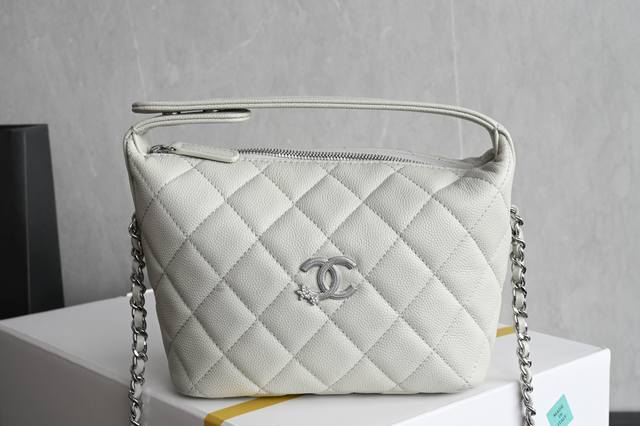 白金版正品级 包装如图 全新到货 星星浮雕手提饭盒包 灰色 专柜售价购入开发~ 火热上线手提饭盒包 一抹经典菱格，勾勒优雅轮廓。 拎上它，你就是行走的时尚宣言