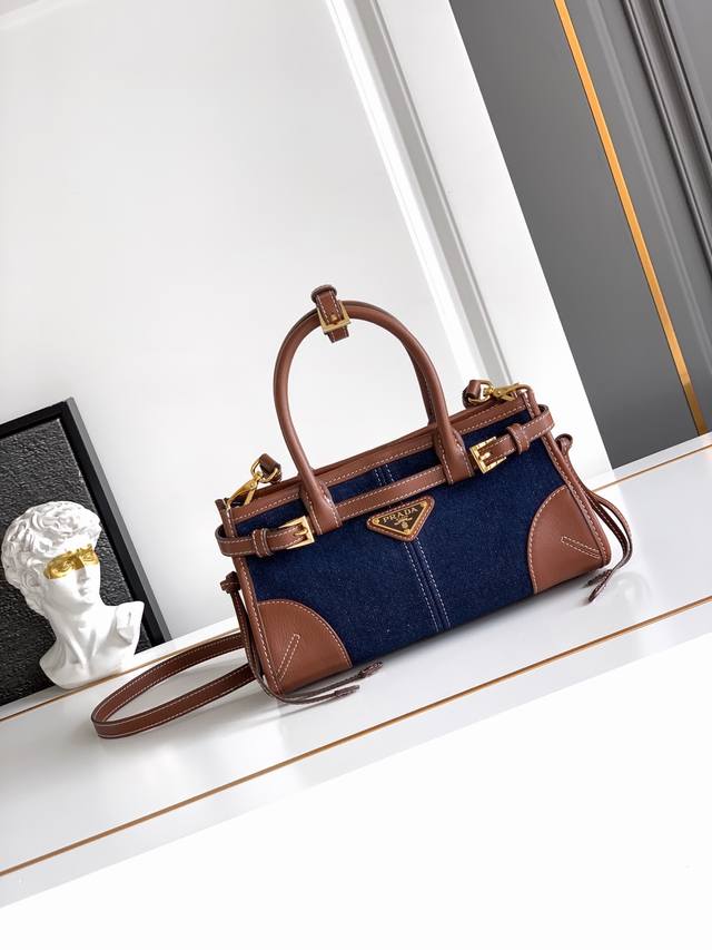 softlux牛仔布配牛皮 新款Bonnie迷你号牛仔包这款迷你手提斜挎包采用进口洗水牛仔布+牛皮,散发出古典气息,配有一条可拆卸调节的皮革肩带,斜挎,手提,肩 softlux牛仔布配牛皮 新款Bonnie迷你号牛仔包这款迷你手提斜挎包采用进口洗水牛仔布+牛皮,散发出古典气息,配有一条可拆卸调节的皮革肩带,斜挎,手提,肩